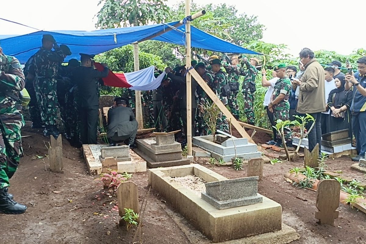 Pemakaman Mayor (CPL) Anda Rohanda dilakukan secara militer di pemakaman umum Kampung Sukasantri, Desa Cinunuk, Kecamatan Cileunyi, Kabupaten Bandung, Jawa Barat, Selasa (13/5/2025)