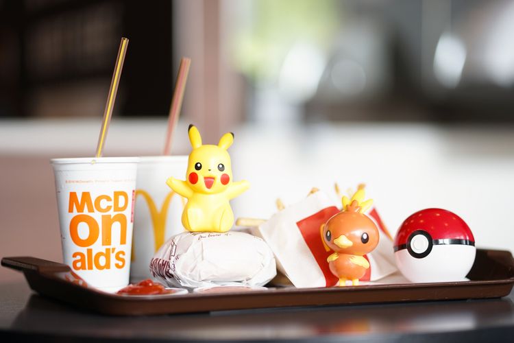 ilustrasi happy meal McDonalds bersama Pikachu. 