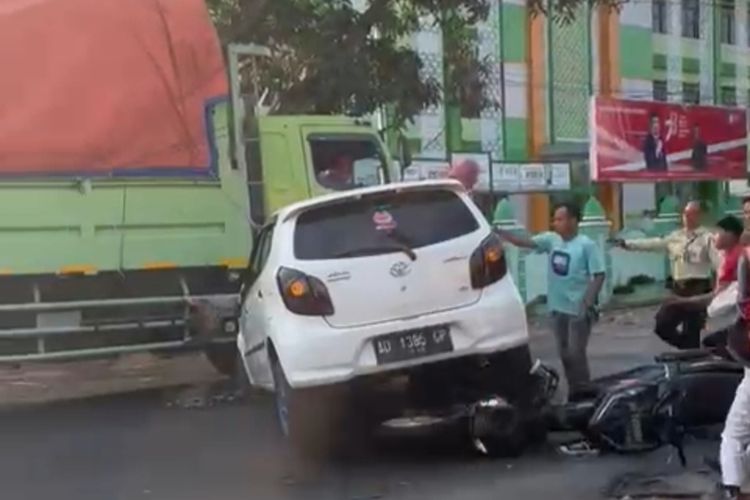 Kecelakaan beruntun terjadi di Jalan Karanganyar, Desa Lalung, Kabupaten Karanganyar, Jawa Tengah (Jateng), melibatkan empat kendaraan.