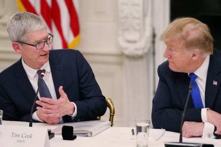CEO Apple, Tim Cook, dan Presiden AS, Donald Trump saat bertemu di ajang American Workforce Policy Advisory Board Meeting pada 6 Maret 2019.