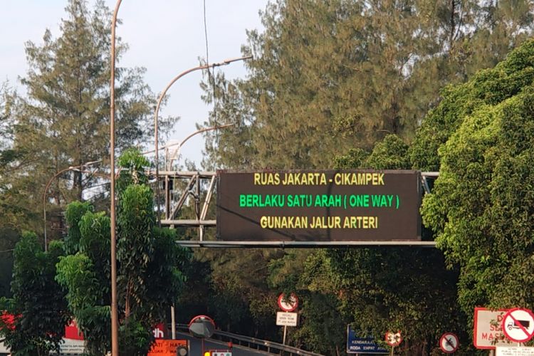 Sistem one way kembali diberlakukan di ruas Cikampek untuk urai kepadatan arus balik, Rabu (20/6/2018)