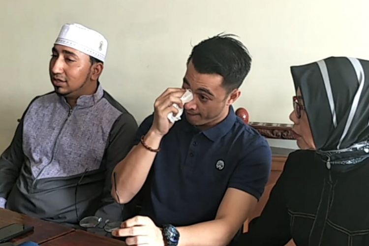 Eza Gionino menggelar jumpa pers didampingi manajer dan guru spiritualnya di restoran Cwie Mie Malang, Depok, Jawa Barat, Rabu (11/7/2018.