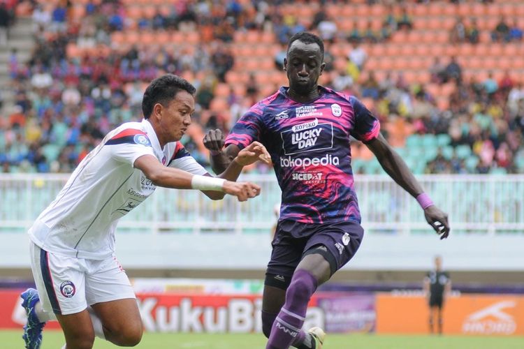 Pemain RANS Nusantara FC Makan Konate saat berduel dengan pemain Arema FC Ahmad Figo saat pertandingan pekan ke-23 Liga 1 2022-2023 yang berakhir dengan skor 1-2 di Stadion Pakansari Bogor, Rabu (8/2/2023) sore.
