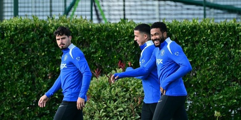 Pemain-pemain Chelsea, Pedro Neto, Enzo Fernandez, dan Reece James mengambil bagian dalam sesi latihan tim di fasilitas latihan Chelsea di Cobham di Stoke D'Abernon, barat daya London pada 29 September 2025.