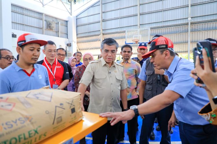 Menaker Yassierli meninjau aktivitas produksi di area pabrik PT Bridgestone Tire Indonesia sebagai bagian dari rangkaian kunjungan kerja di Karawang.