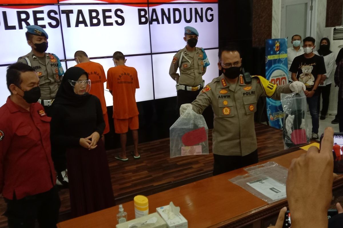 Kapolrestabes Bandung Kombes Aswin Sipayung tengah merilis penangkapan para pelaku yang menculik, memperkosa, dan menjual korban remaja 14 tahun di Bandung, di Mapolrestabes Bandung, Rabu (29/11/2021).
