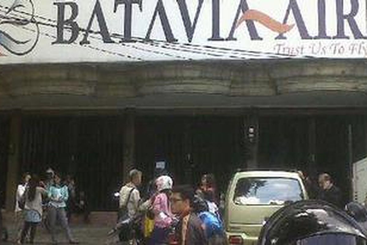 Petugas agen travel menunggu kepastian di kantor Batavia Air di Surabaya.