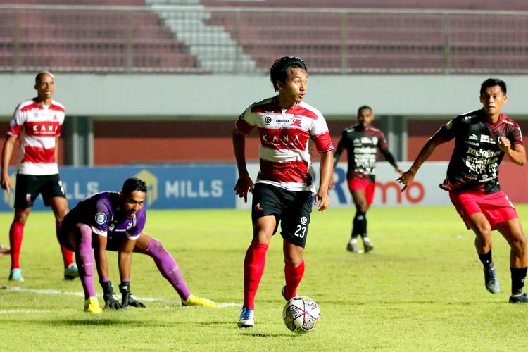 Pemain Madura United Kadek Raditya Maheswara menggiring bola saat pertandingan pekan ke-14 Liga 1 2022-2023 melawan Bali United yang digelar di Stadion Maguwoharjo, Sleman, Yogyakarta, Senin (12/12/2022) malam WIB.