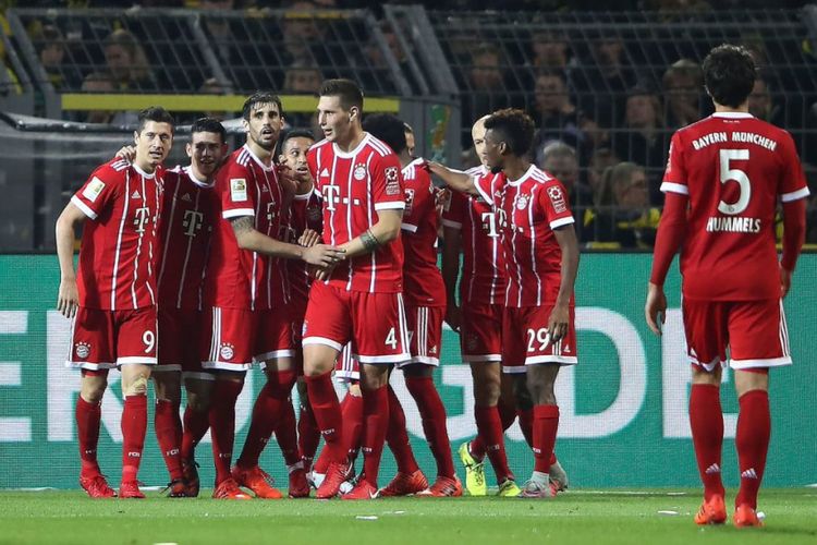 Para pemain Bayern Muenchen merayakan gol di hadapan puluhan ribu suporter Borussia Dortmund di Signal Iduna Park, Sabtu (4/11/2017).