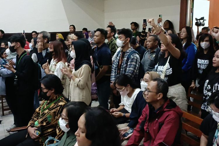 Massa pendukung Haris Azhar dan Fatia Maulidiyanti saat meneriakkan kalimat bebaskan Fatia-Haris. Momen itu terjadi ketika terdakwa Haris selesai membacakan pledoi di Pengadilan Negeri Jakarta Timur, Senin (27/11/2023).