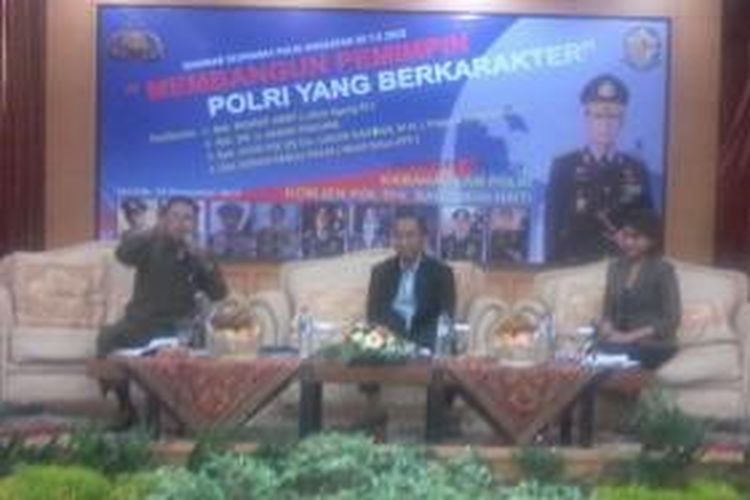 Anggota Kompolnas Irjen (Pol) Logan Siagian (kiri), Wakil Ketua KPK Adnan Pandu Praja (tengah), dan Moderator Tantri Moerdopo di seminar kepemimpinan Polri, di Jakarta, Kamis (14/11/2013).