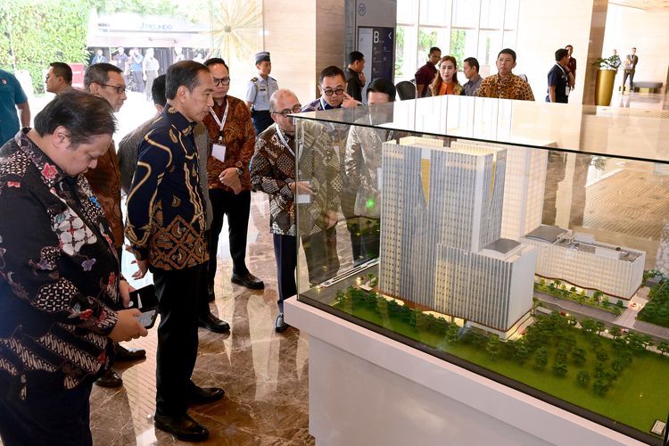 RI Punya 236 Juta Penduduk Muslim, Jokowi Tak Ingin Industri Syariah Dikuasai Asing