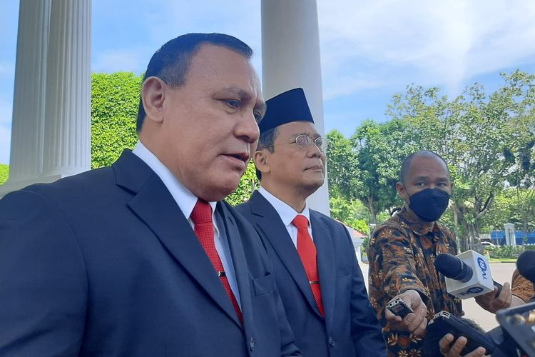 Ketua KPK Firli Bahuri dan Wakil Ketua KPK Johanis Tanak memberikan keterangan pers seusai pelantikan Tanak di Istana Negara, Jakarta, Jumat (28/10/2022).