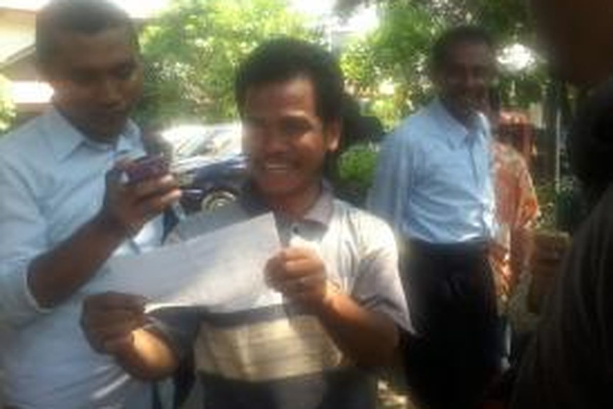 Surana (48) menunjukkan tanda terima pembayaran denda, di halaman Kantor Kelurahan Kebon Kacang, Jakarta Pusat, Kamis (15/8/2013). Pedagang martabak itu telah menjalani sidang tindak pidana ringan (tipiring) dan dikenai sanksi denda Rp 100.000.