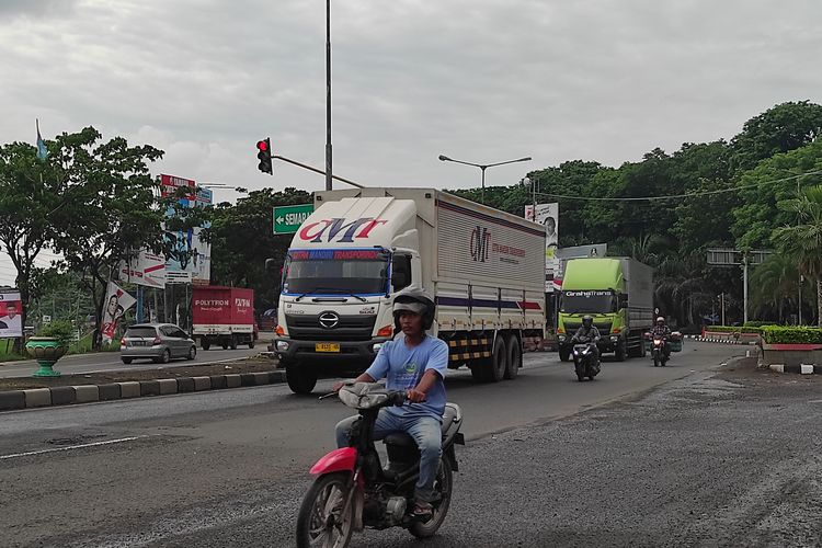 Sejumlah kendaraan melintas di Jalur Lingkar Pantura Demak menuju arah Kudus, Kamis (18/1/2024) sore. (KOMPAS.COM/NUR ZAIDI) 