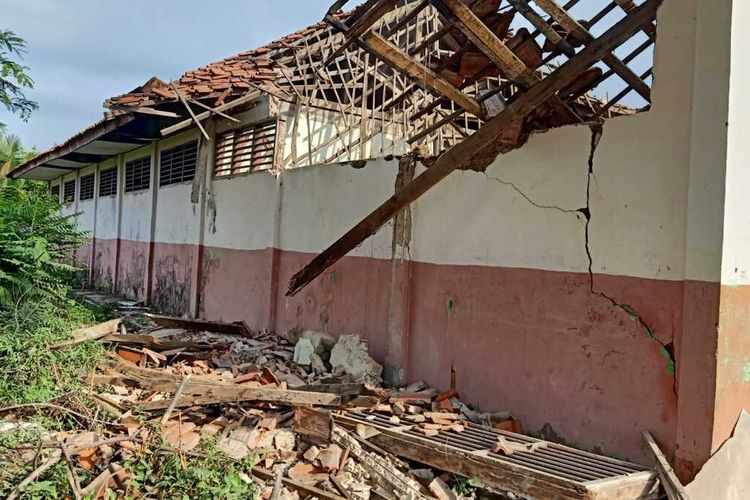 Gedung SDN Rengasdengklok Selatan VI di Kabupaten Karawang, Jawa Barat, ambruk pada Senin (18/10/2021).