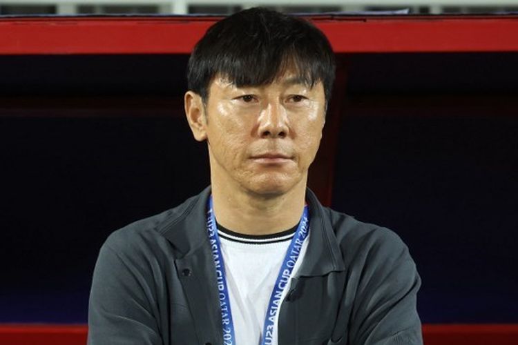 Pelatih timnas U23 Indonesia, Shin Tae-yong, dalam perebutan peringkat ketiga Piala Asia U23 2024 antara Irak vs Indonesia di Stadion Abdullah bin Khalifa pada 2 Mei 2024. Terkini, Shin Tae-yong dilaporkan tak hadir dalam acara drawing ASEAN Cup 2024.