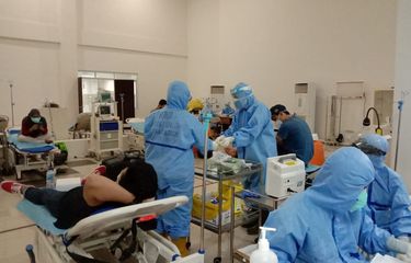 Sejumlah petugas tengah memberikan pelayanan kepada warga di Rumah Sakit Darurat (RSD) Covid-19, Kemayoran, Jakarta.