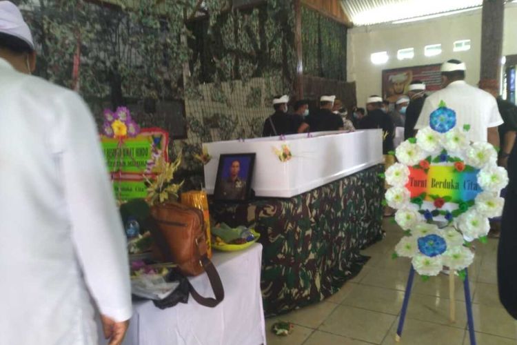 Jenazah Kabinda Papua, Brigjen TNI Gusti Putu Danny Nugraha, dievakuasi ke Mimika, Papua, Senin (26/4/2021)