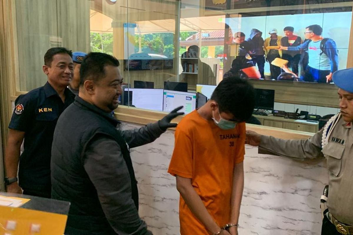 MJT (berbaju orange), tersangka pengedar ganja seberat 6 kilogram, saat dihadirkan dalam jumpa pers di Polres Metro Jakarta Utara, Kamis (25/1/2024). 