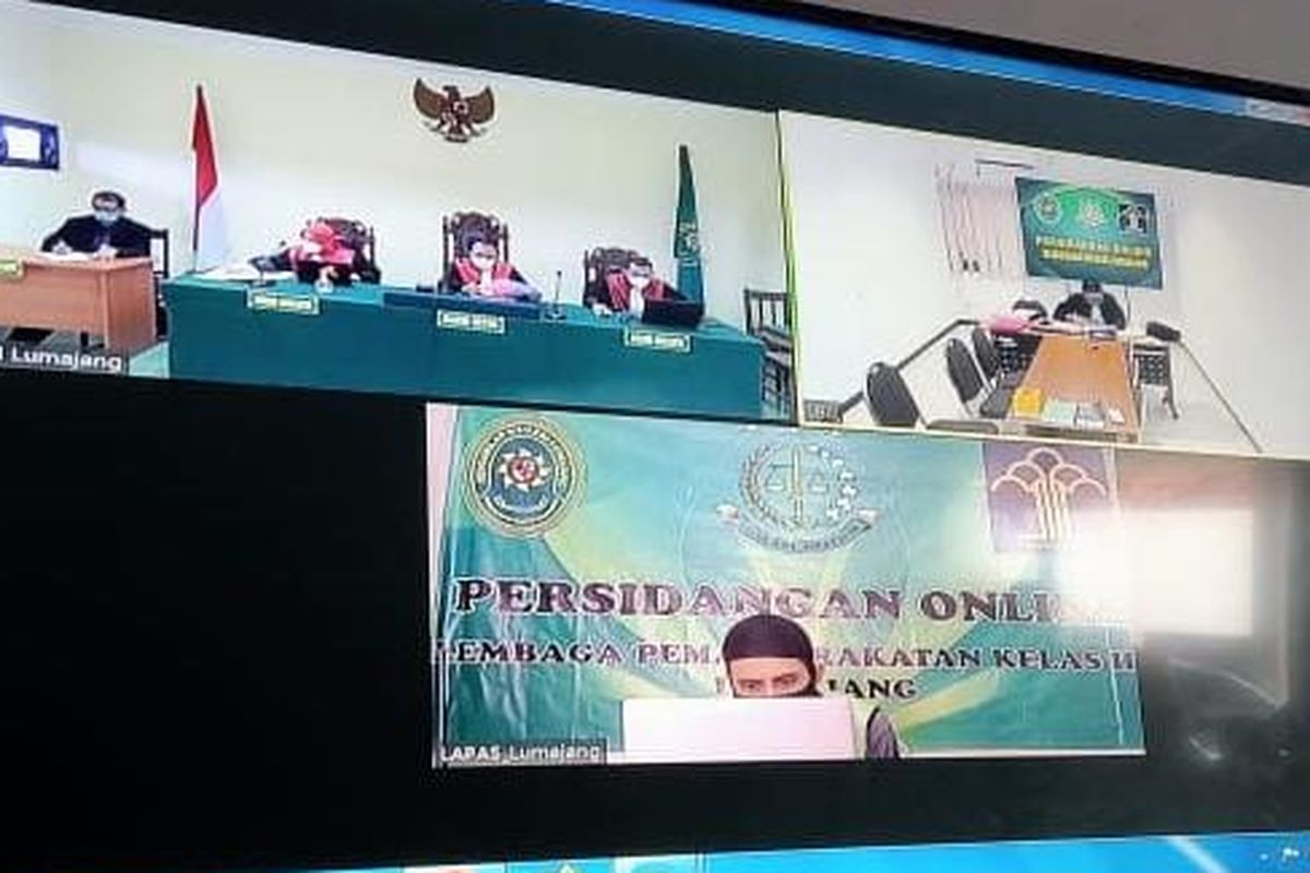 Hadfana Firdaus, terdakwa penendang sesajen di lokasi terdampak erupsi Gunung Semeru, Lumajang, saat menjalani sidang perdana secara online, Selasa (5/4/20220)