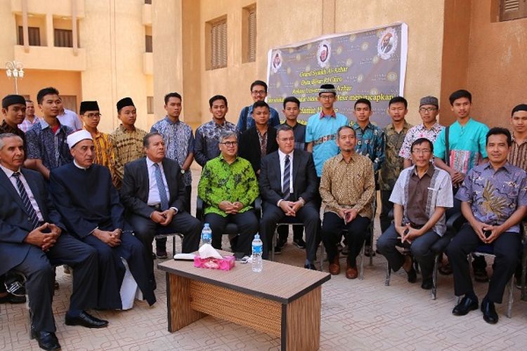 Sejumlah mahasiswa Indonesia bersama pimpinan KBRI Kairo dan Al Azhar di kompleks Asrama Indonesia di Kairo, Mesir, Selasa (12/9/2017)