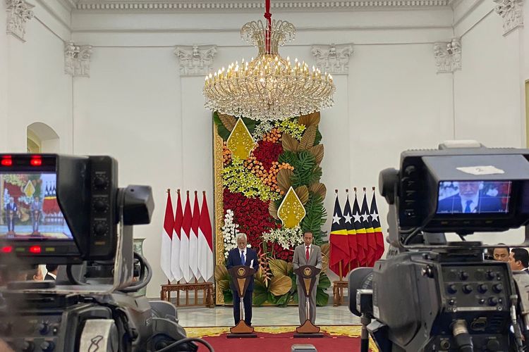 Presiden Joko Widodo bersama Perdana Menteri Republik Demokratik Timor Leste, Xanana Gusmao, menyampaikan hasil pertemuan bilateral di Istana Kepresidenan Bogor, Jumat (26/1/2024).
