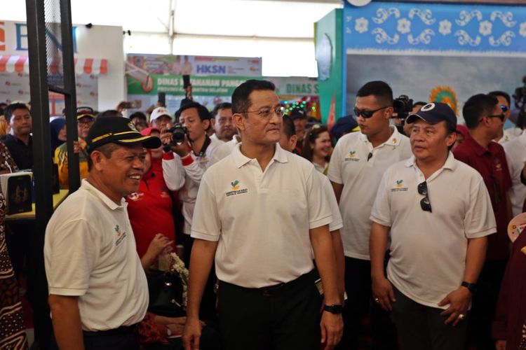 Menteri Sosial RI Juliari P. Batubara, saat mengunjungi stand BP3S pada KSN Expo 2019.