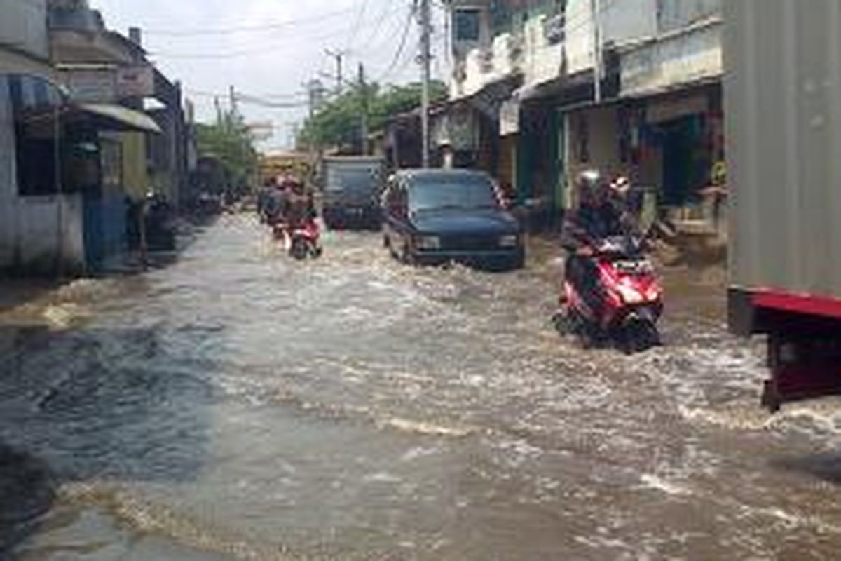 Jalan Pospol, Kapuk, Jakarta Barat masih digenangi banjir dengan ketinggian air 50 sentimeter, Selasa (17/2/2015).