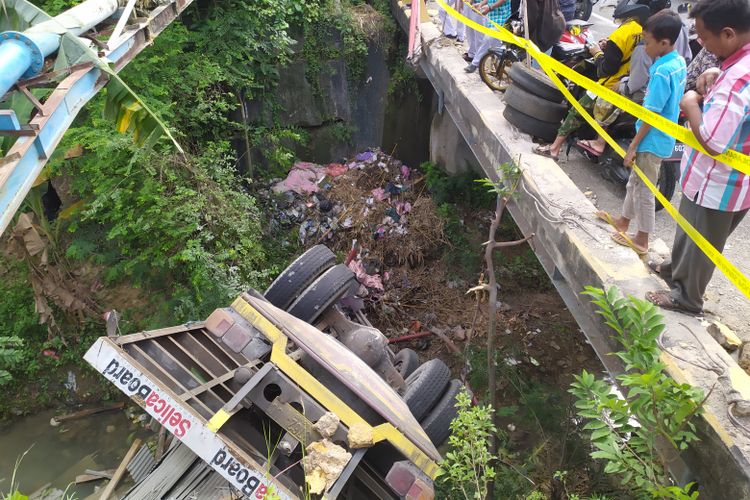 Truk bermuatan asbes mengalami kecelakaan tunggal di Jl Raya Desa Tambung, Pamekasan. Kecelakaan ini menimbulkan suara dentuman yang dikira ledakan bom oleh warga.