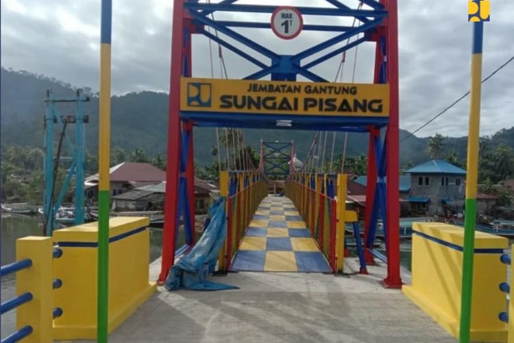 Kementerian PUPR telah menyelesaikan pembangunan Jembatan Gantung Sungai Pisang, Kecamatan Bungus Teluk Kabung, di Kota Padang, Sumatera Barat.