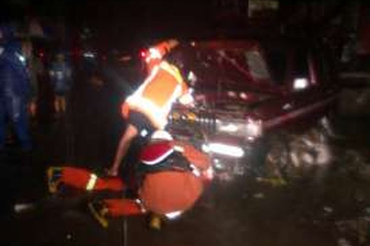 Petugas rescue Dinas Pemadam Kebakaran Kota Bandung saat melakukan evakuasi kendaraan yang terbawa banjir Pagarsih, Rabu (9/11/2016) malam. KOMPAS.com/DENDI RAMDHANI 