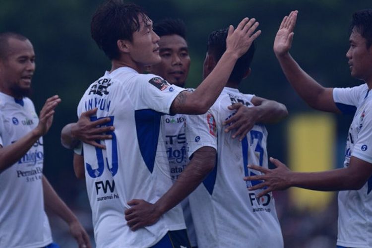 Suka cita pemain Persib seusai membobol gawang tuan rumah Perserang pada laga uji coba di Stadion Maulana Yusuf, Serang, pada Kamis (1/3/2018) sore. 