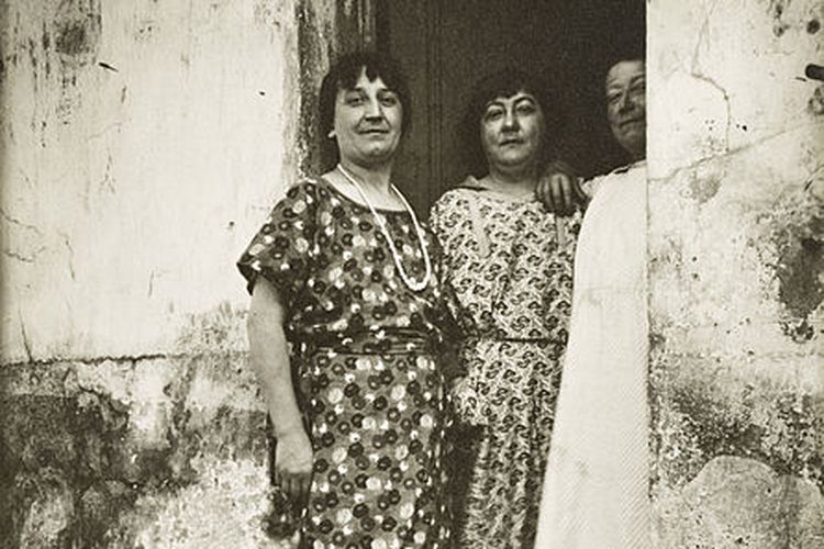 Tiga wanita prostitusi di ambang pintu di Rue Asselin, Paris, antara tahun 1924-1925.