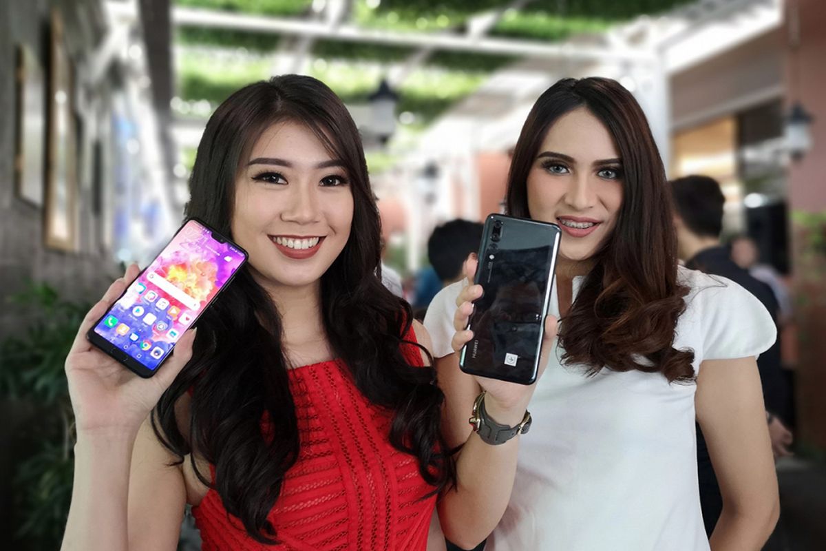 Model memamerkan Huawei P20 Pro dalam acara peluncurannya di Jakarta, Kamis (28/6/2018). Foto diambil dengan lensa wide Huawei P20 Pro menggunakan mode aperture untuk simulasi bokeh.