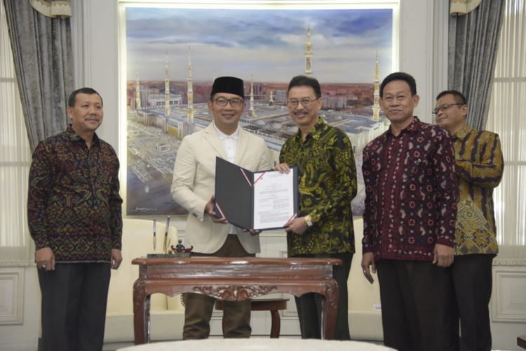 Gubernur Jawa Barat Ridwan Kamil saat memberikan hibah aset kepada Kementrian Pertanian dan Lembaga Administrasi Negara (LAN) di Gedung Pakuan, Jalan Otto Iskandardinata No 1, Kota Bandung, Sabtu (25/5/19).