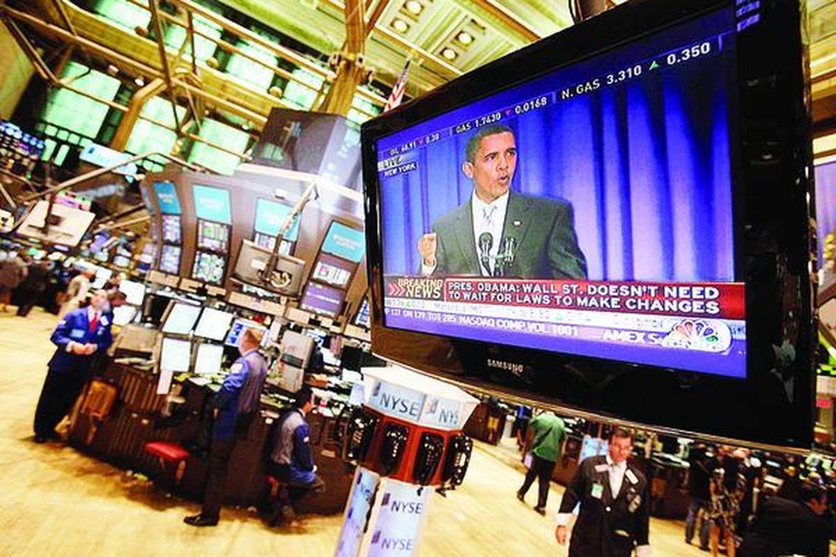 Sebuah layar televisi raksasa di bursa saham New York, AS, Senin (14/9), menayangkan pidato Obama. Hari itu, Obama memang sengaja menyapa Wall Street, dunia perekonomian AS, melalui paparan program kerjanya dalam pidato.