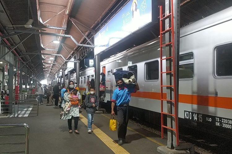 Suasana penumpang kereta api di Stasiun Tawang Semarang, Jawa Tengah. Rabu (18/5/2022)