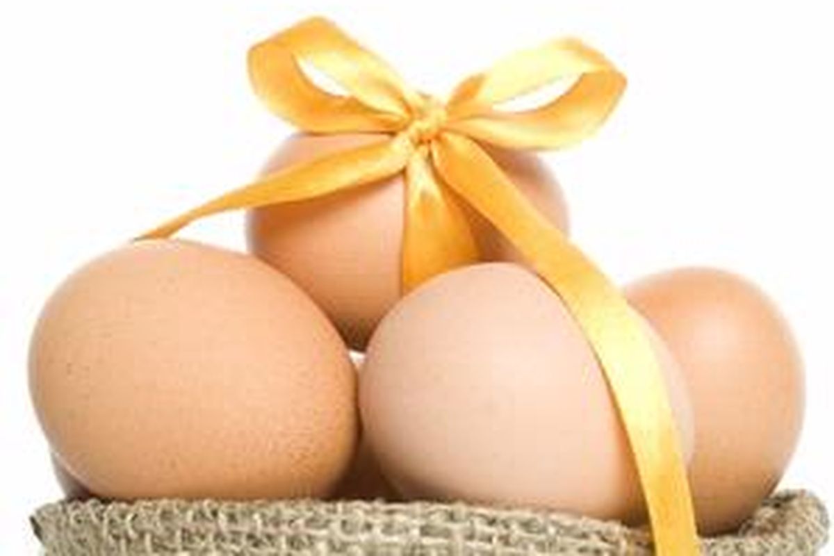 Pilihlah telur yang cangkangnya bersih, mulus, tidak retak, dan warnanya cerah.