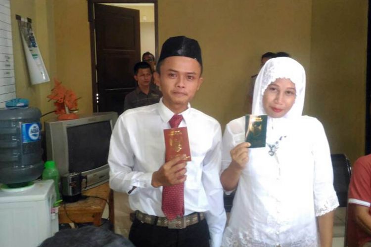 Arief Fakhrul Thias (21) dan Dea Sarah Firdaus (22) menggelar proses pernikahan di dalam sel penjara Polsek Bojonggede, Selasa (25/4/2017).