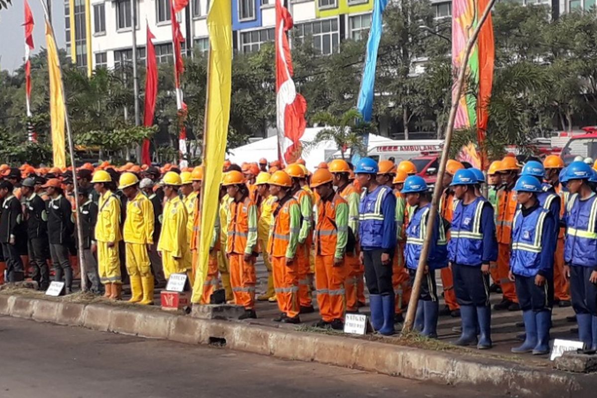 Suasana apel siap siaga bencana Kecamatan Kelapa Gading di Jalan Arteri Kelapa Gading, Selasa (27/11/2018).