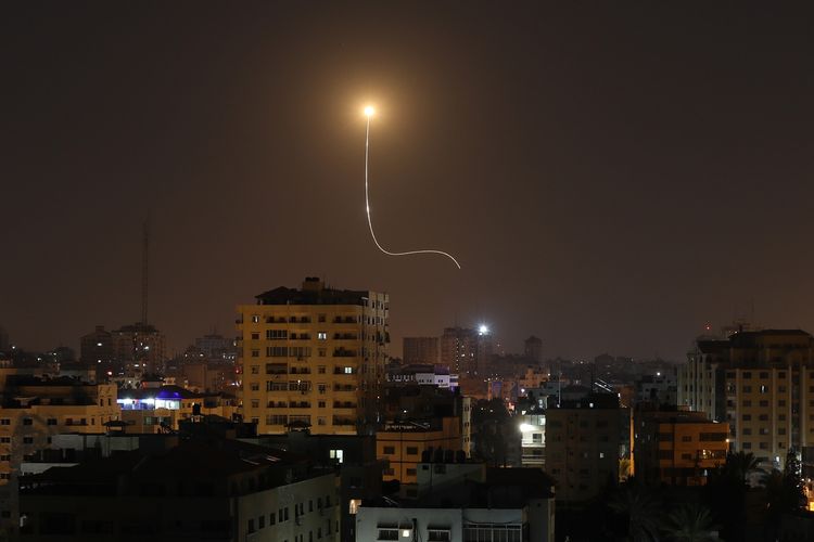 Sistem rudal Israel Iron Dome ketika mencegat dan menghancurkan roket yang ditembakkan dari Gaza pada 13 November 2019.