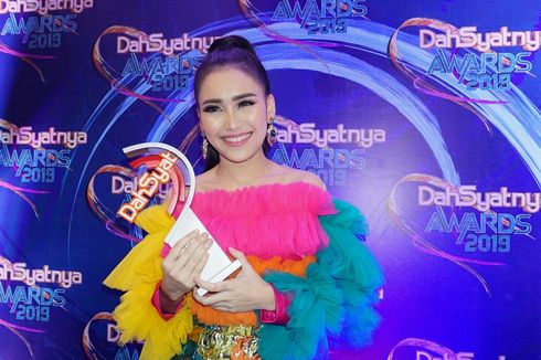 Ayu Ting Ting Akui Jadi Penggemar Berat Reza Rahadian