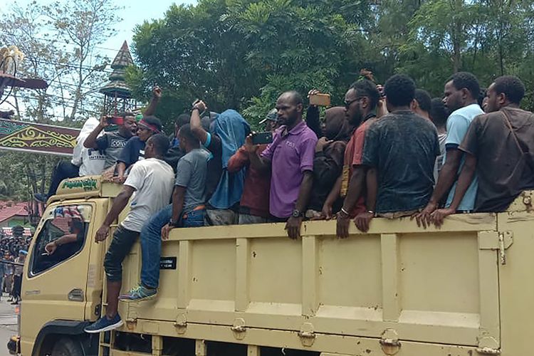 Para pengunjuk rasa menaiki truk menyusul aksi rusuh yang terjadi di sebuah universitas di Jayapura, Papua, Senin (23/9/2019). Gubernur Papua Lukas Enembe menyebut terdapat korban jiwa dan luka-luka dari kerusuhan yang masih ditelusuri penyebabnya tersebut.