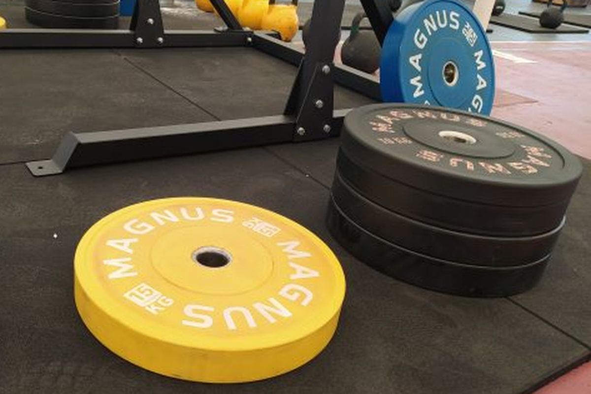 Ilustrasi barbel pada olahraga angkat berat. Nomor penilaian angkat berat adalah squat, deadlift, dan bench press.