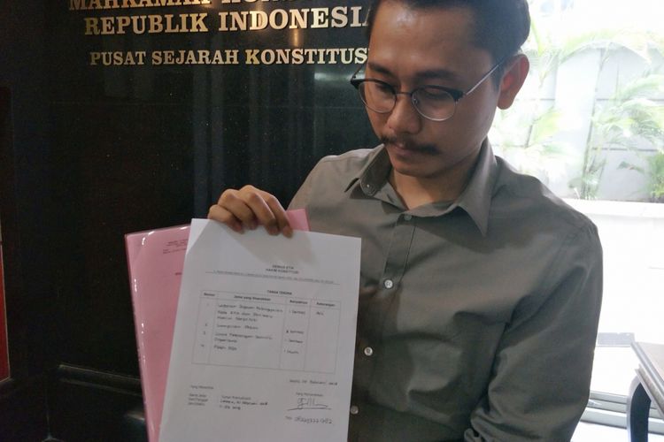 Ketua PBHI Julius Ibrani saat ditemui di gedung MK, Jakarta Pusat, Selasa (20/2/2018).