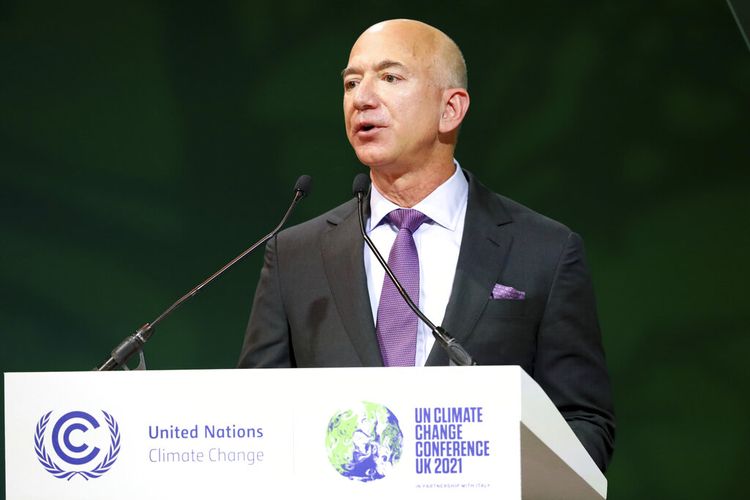 Jeff Bezos berbicara selama KTT COP26, di SECC di Glasgow, Skotlandia, Selasa, 2 November 2021. 