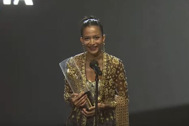 Putri Marino Dinobatkan sebagai Pemeran Pendukung Perempuan Terbaik FFI 2022