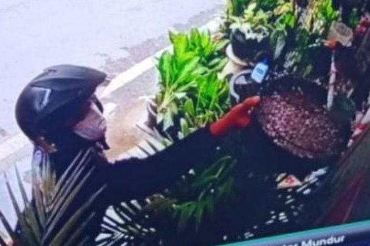 Maling burung kicau terekam CCTV di toko hewan Jalan Kemantren III, Kecamatan Sukun, Kota Malang, Kamis (30/4/2020) pagi.