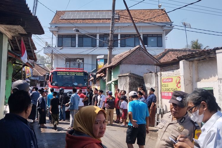 Unit mobil damkar dalam penanganan kebakaran rumah pengasuh Pondok Pesantren Lirboyo, Kota Kediri, Jawa Timur, Senin (5/8/2024).